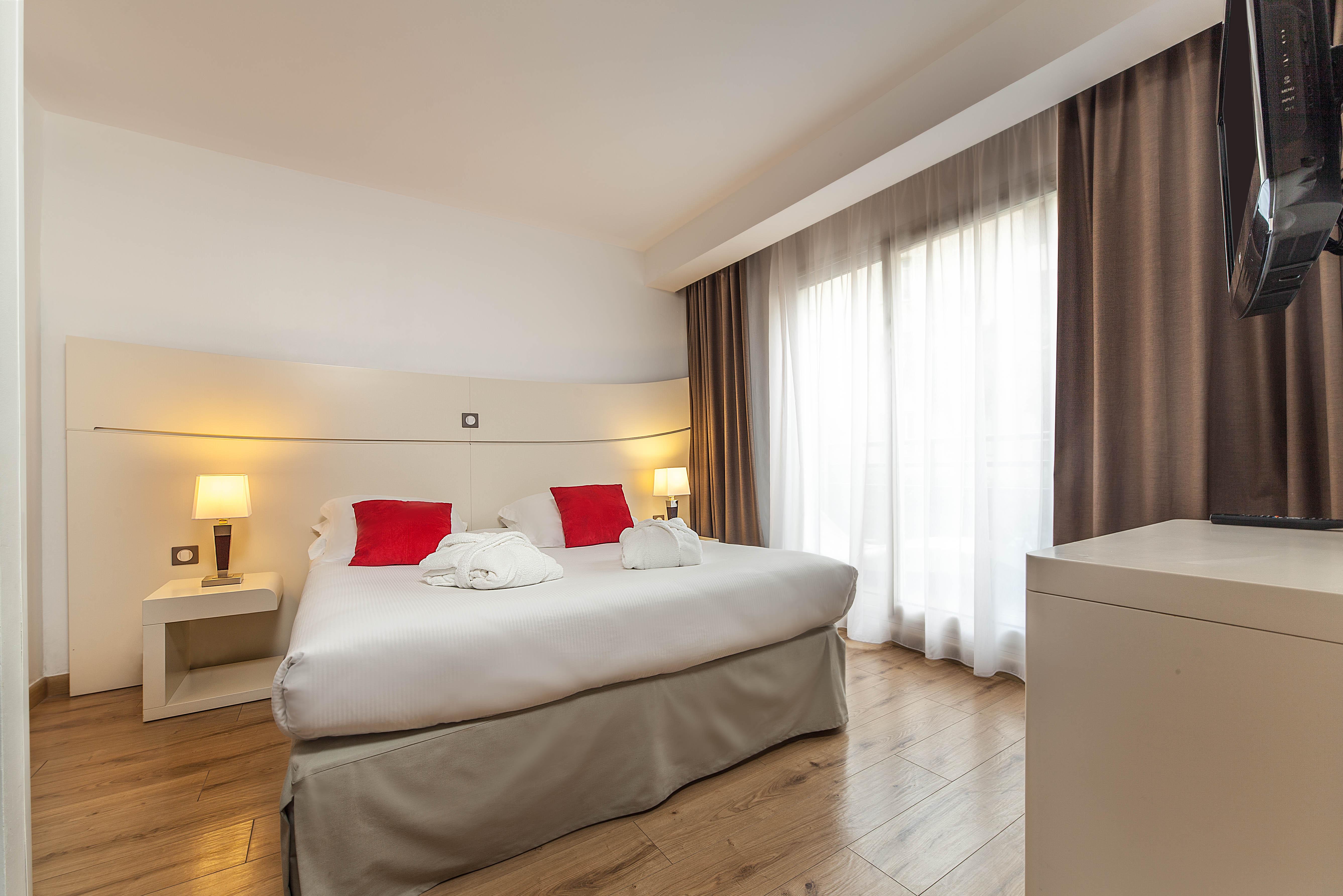Montaigne & Hotel 4*